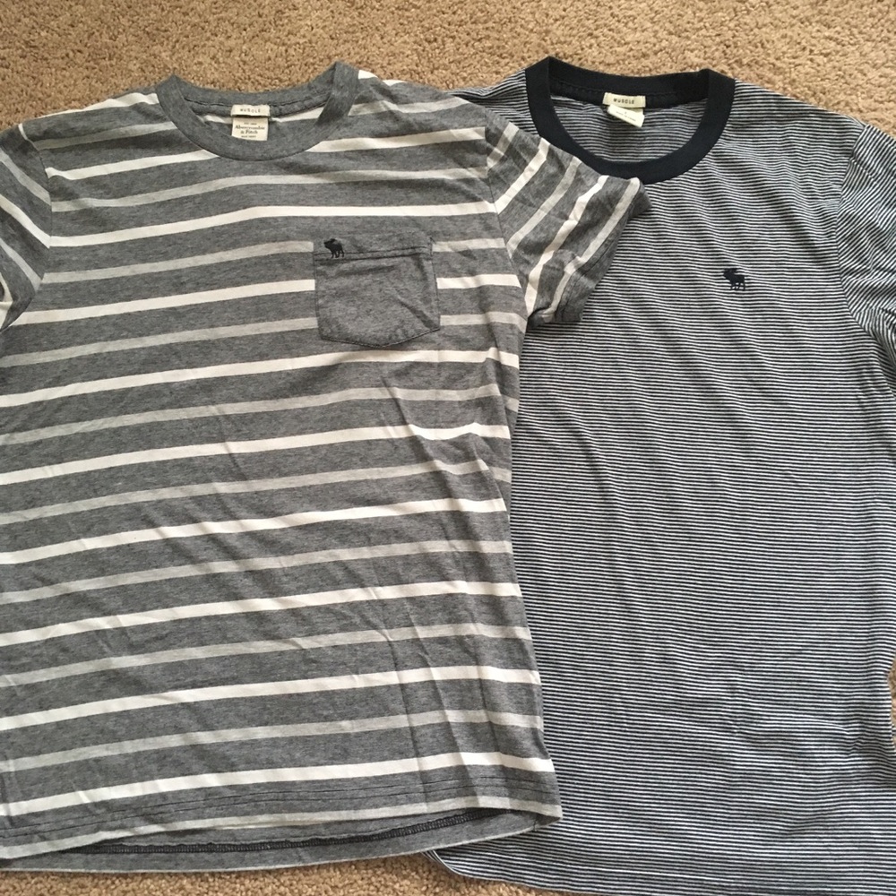 2 men’s crew neck tees